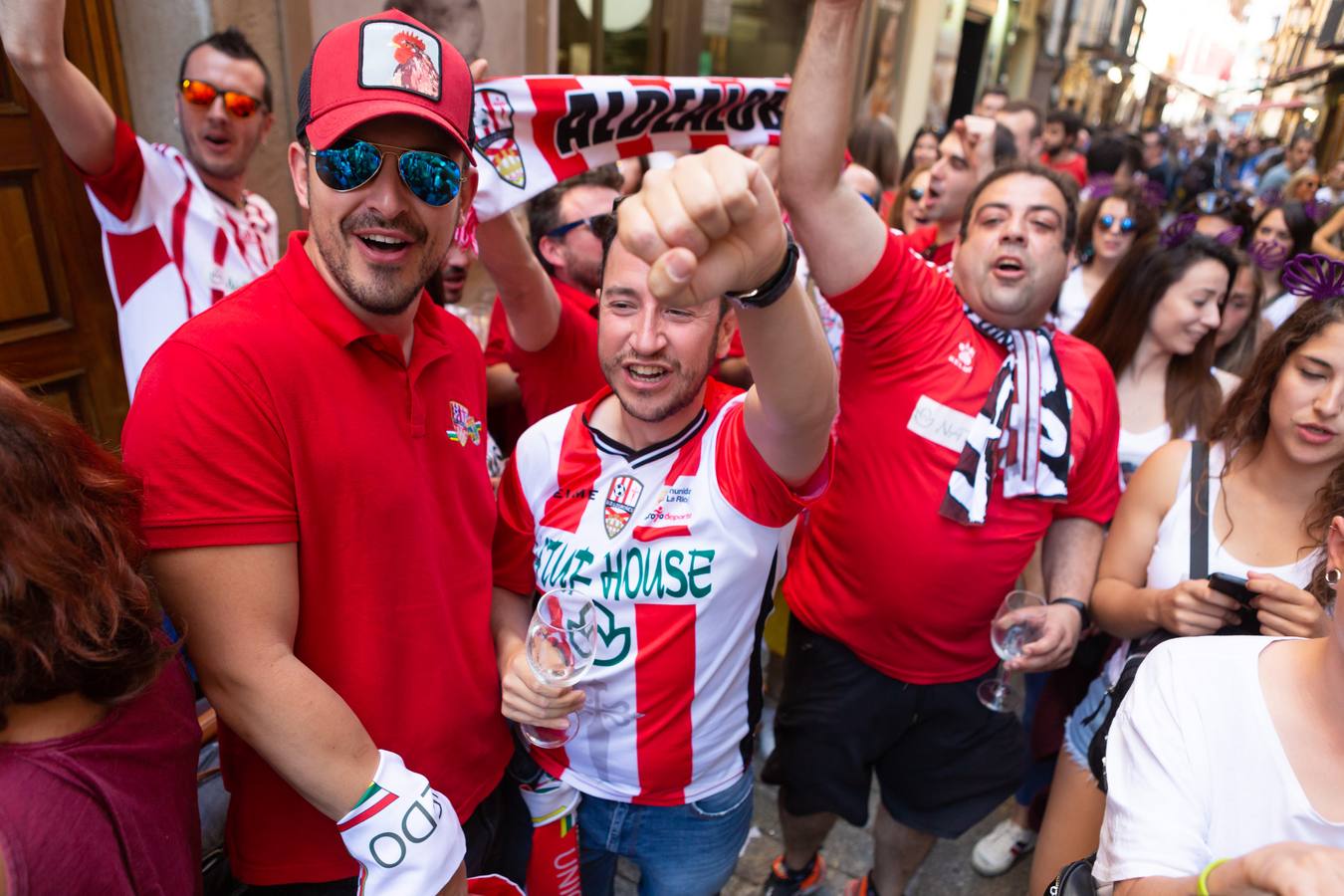 Los aficionados blanquirrojos han llenado de color las calles de Logroño en los minutos previos al encuentro frente al Hércules.