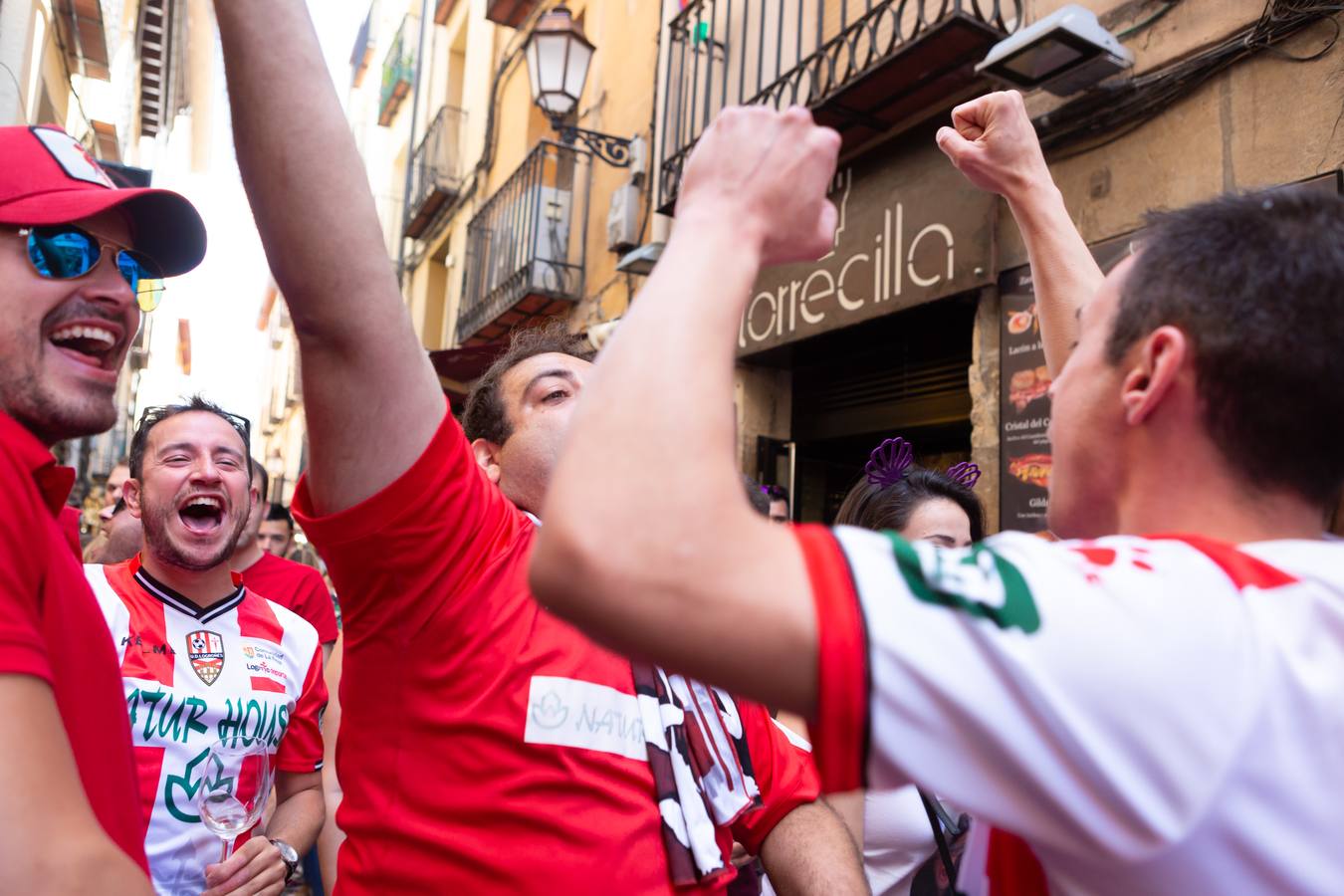 Los aficionados blanquirrojos han llenado de color las calles de Logroño en los minutos previos al encuentro frente al Hércules.