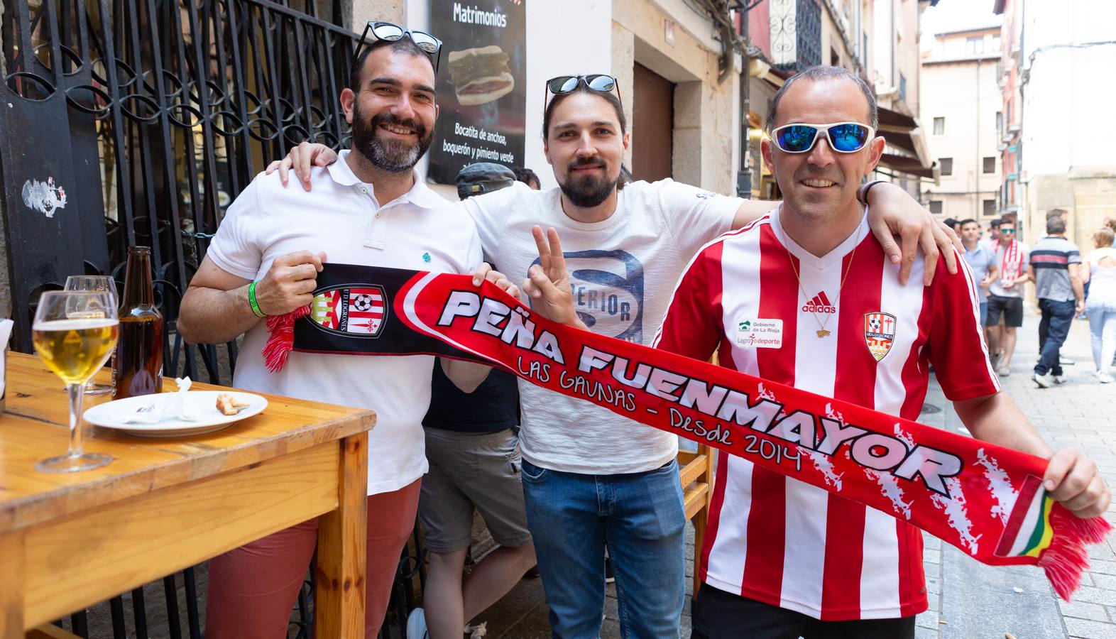 Los aficionados blanquirrojos han llenado de color las calles de Logroño en los minutos previos al encuentro frente al Hércules.