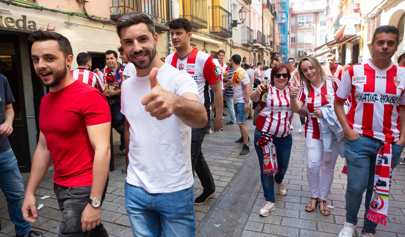 Los aficionados blanquirrojos han llenado de color las calles de Logroño en los minutos previos al encuentro frente al Hércules.