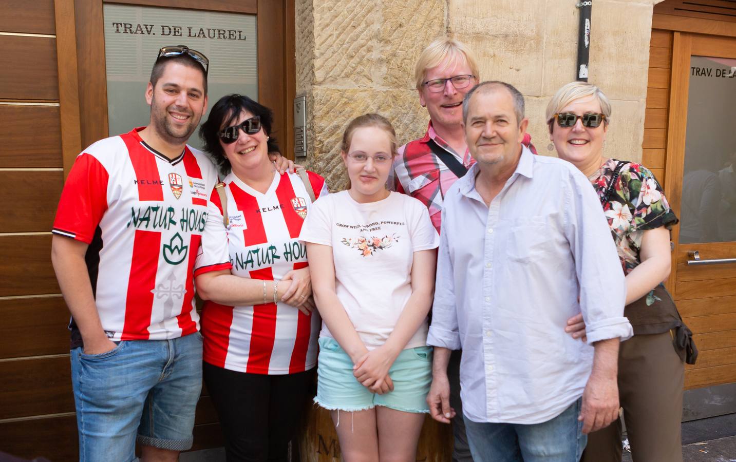 Los aficionados blanquirrojos han llenado de color las calles de Logroño en los minutos previos al encuentro frente al Hércules.