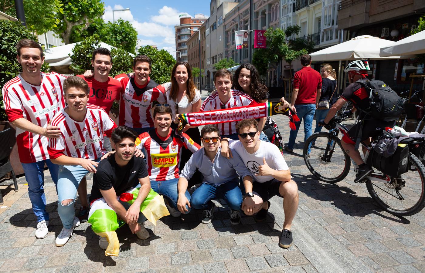 Los aficionados blanquirrojos han llenado de color las calles de Logroño en los minutos previos al encuentro frente al Hércules.