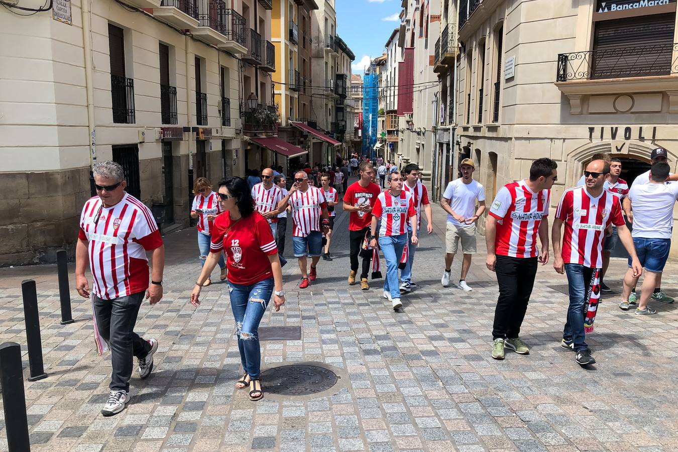 Los aficionados blanquirrojos han llenado de color las calles de Logroño en los minutos previos al encuentro frente al Hércules.