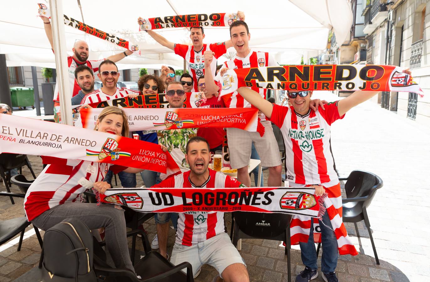 Los aficionados blanquirrojos han llenado de color las calles de Logroño en los minutos previos al encuentro frente al Hércules.