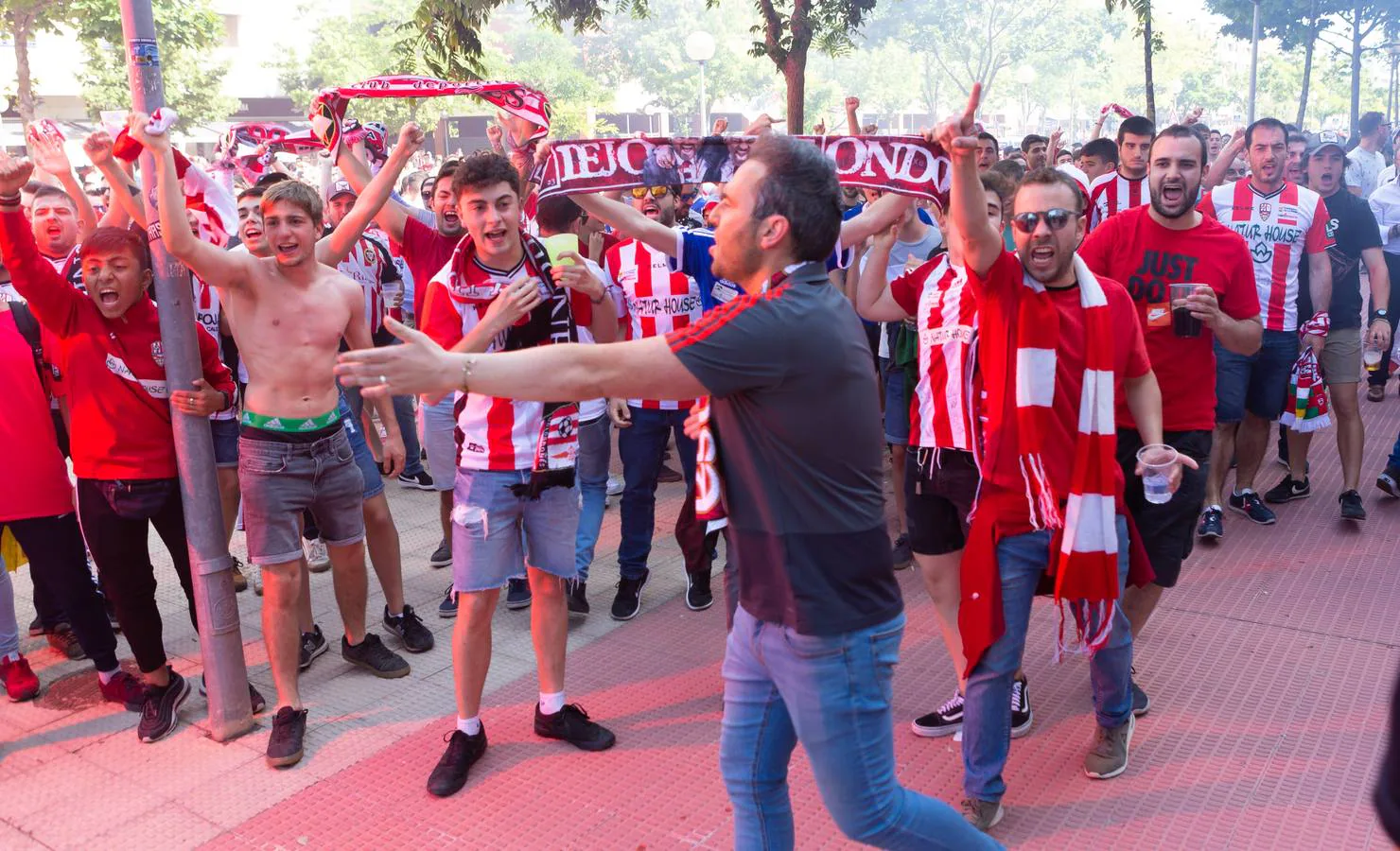 Fotos: La afición arropa a la UD Logroñés (4)