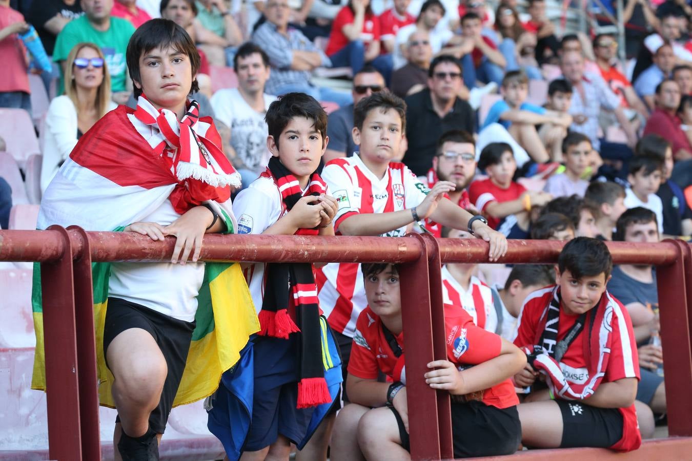 El campo municipal logroñés ha registrado un gran ambiente para el enfrentamiento entre blanquirrojos y alicantinos