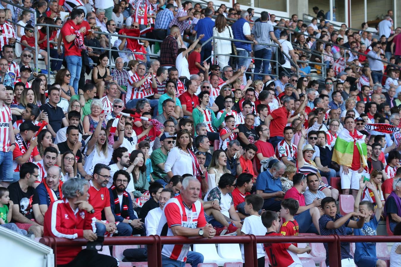 El campo municipal logroñés ha registrado un gran ambiente para el enfrentamiento entre blanquirrojos y alicantinos