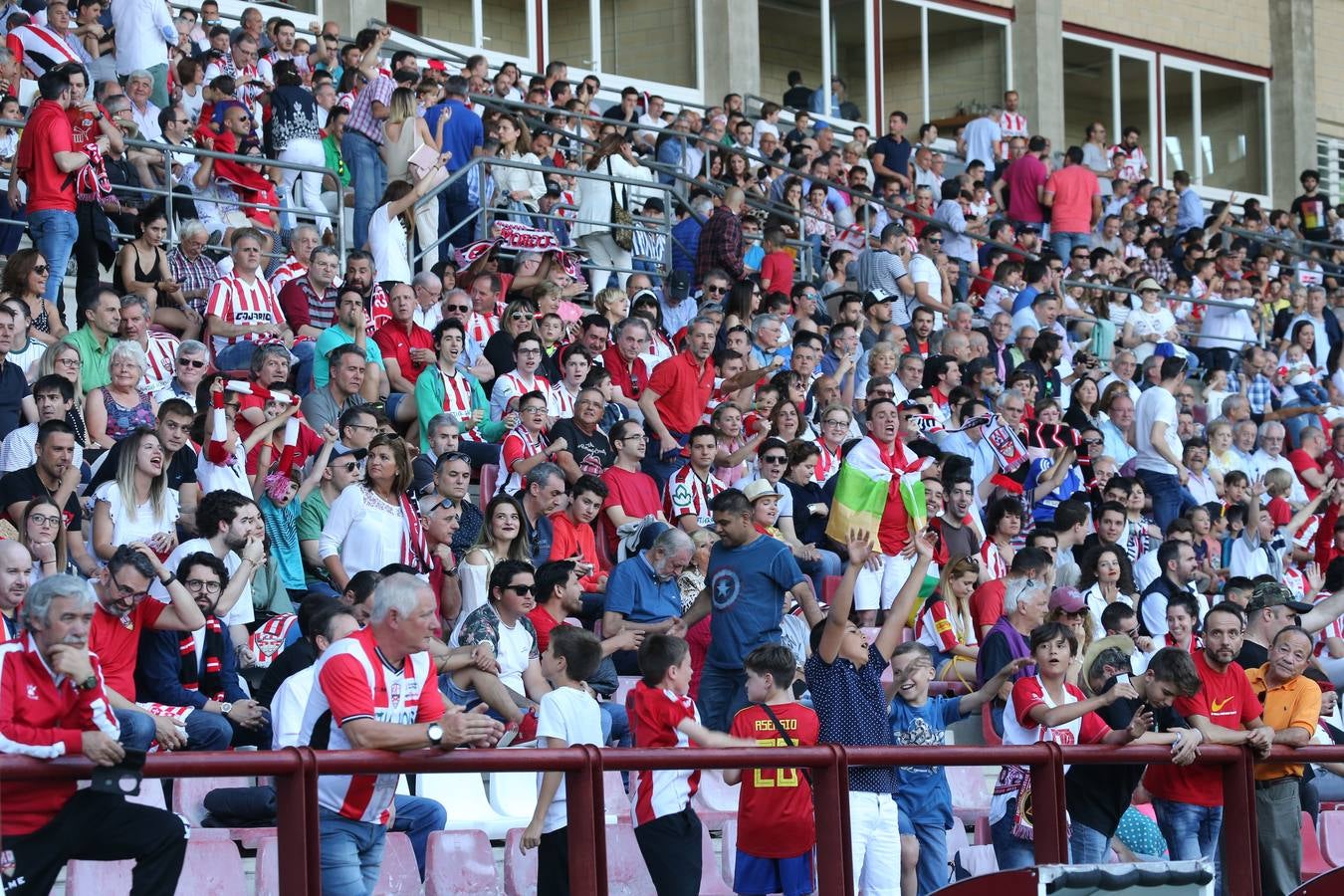 El campo municipal logroñés ha registrado un gran ambiente para el enfrentamiento entre blanquirrojos y alicantinos