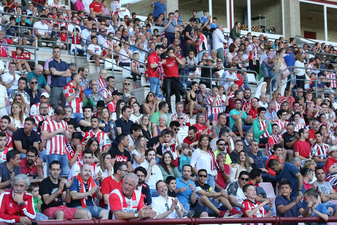 El campo municipal logroñés ha registrado un gran ambiente para el enfrentamiento entre blanquirrojos y alicantinos