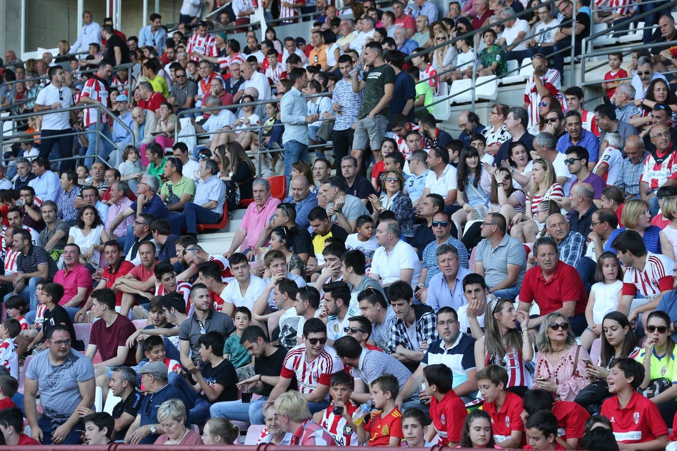 El campo municipal logroñés ha registrado un gran ambiente para el enfrentamiento entre blanquirrojos y alicantinos