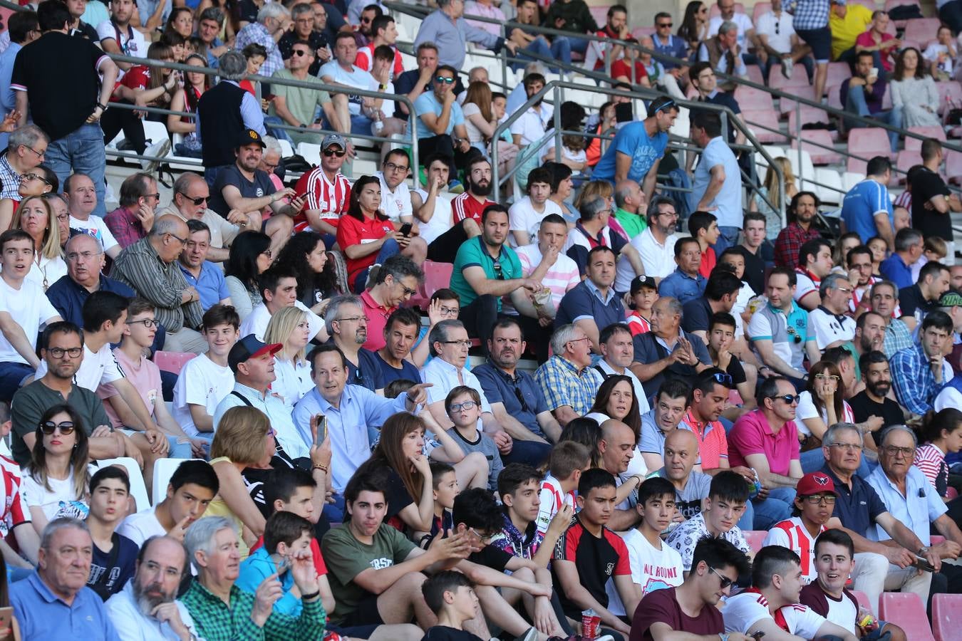 El campo municipal logroñés ha registrado un gran ambiente para el enfrentamiento entre blanquirrojos y alicantinos