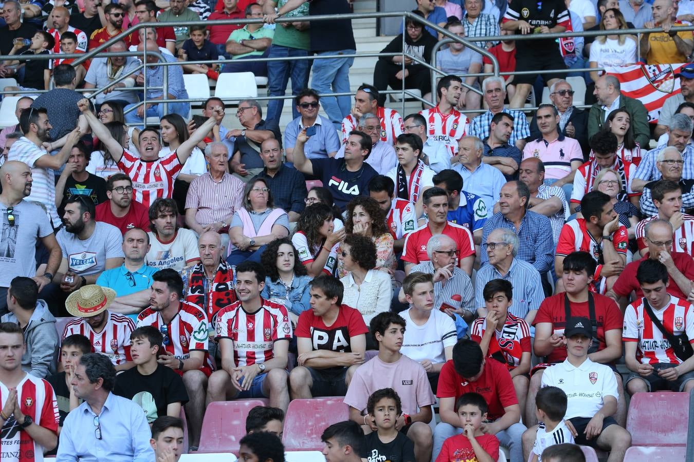 El campo municipal logroñés ha registrado un gran ambiente para el enfrentamiento entre blanquirrojos y alicantinos