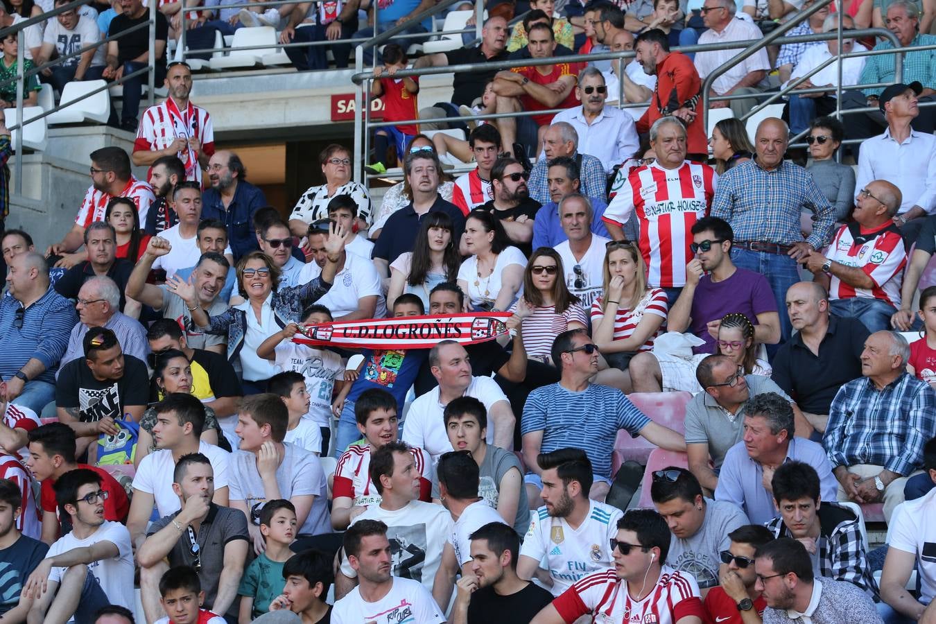 El campo municipal logroñés ha registrado un gran ambiente para el enfrentamiento entre blanquirrojos y alicantinos