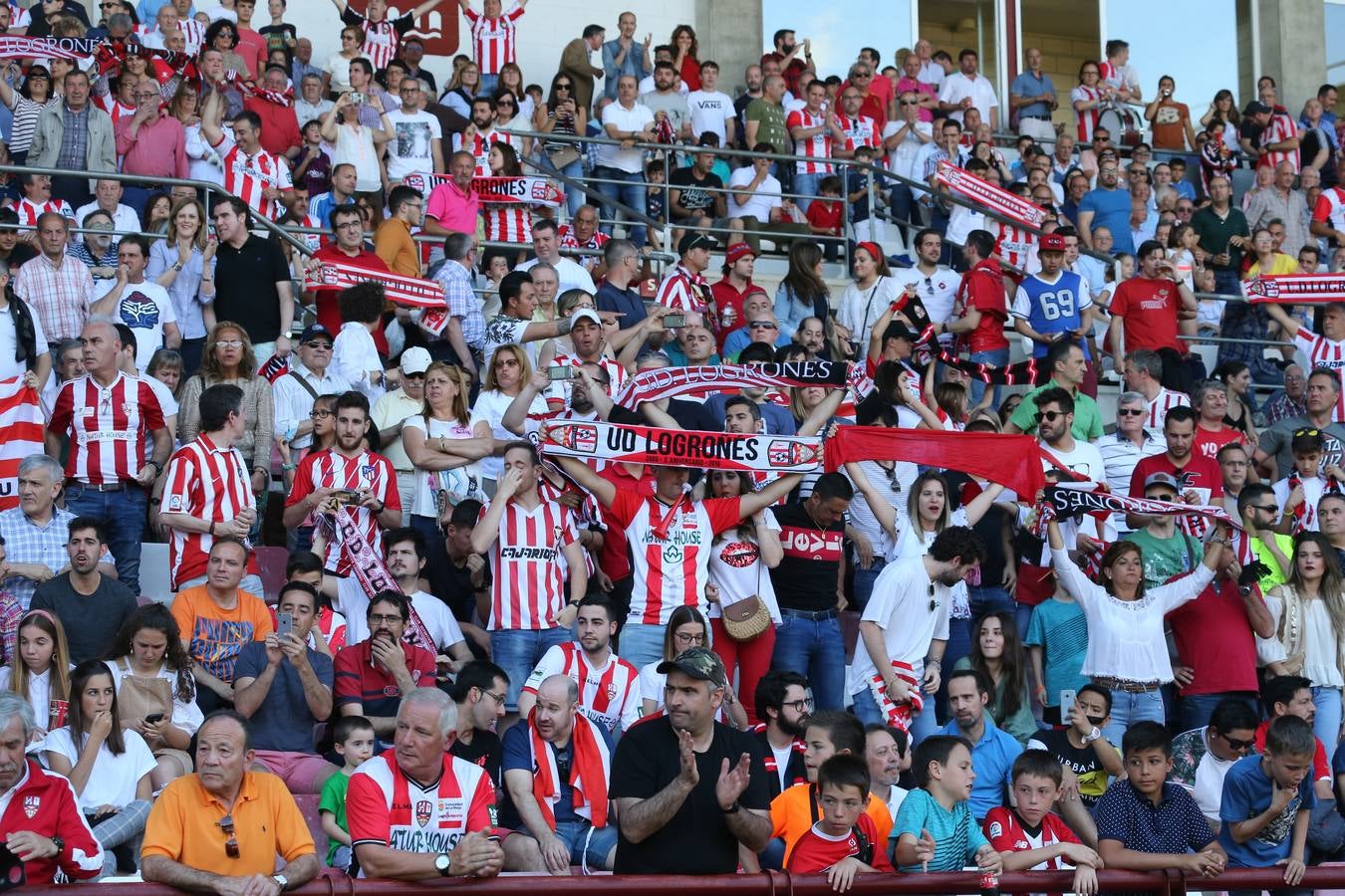 El campo municipal logroñés ha registrado un gran ambiente para el enfrentamiento entre blanquirrojos y alicantinos