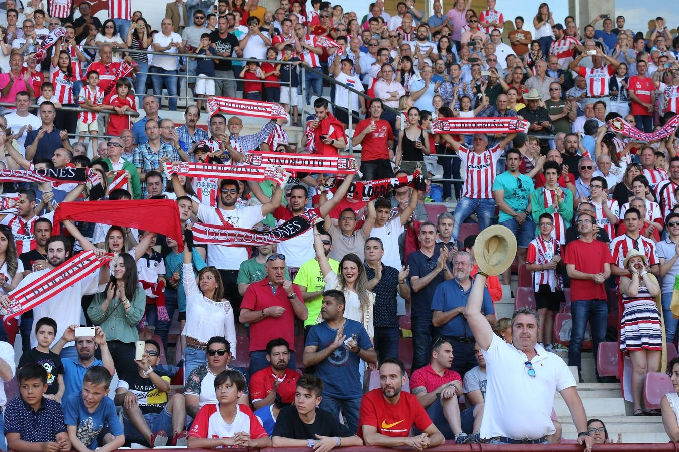 El campo municipal logroñés ha registrado un gran ambiente para el enfrentamiento entre blanquirrojos y alicantinos