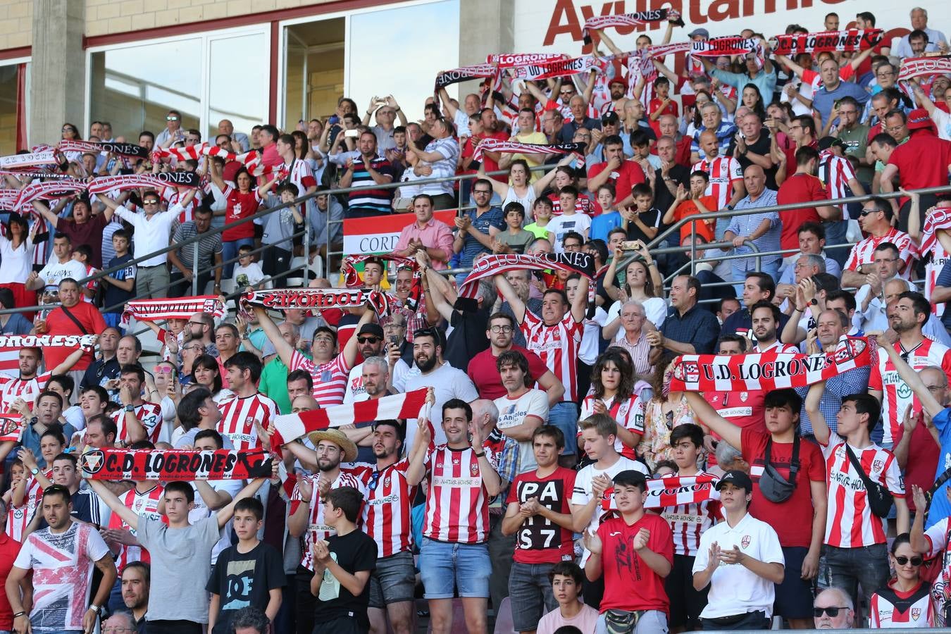 El campo municipal logroñés ha registrado un gran ambiente para el enfrentamiento entre blanquirrojos y alicantinos