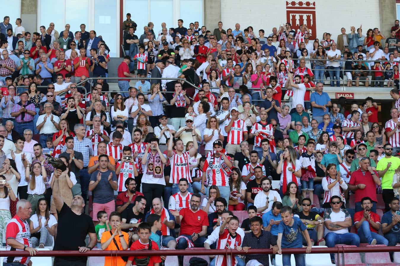 El campo municipal logroñés ha registrado un gran ambiente para el enfrentamiento entre blanquirrojos y alicantinos