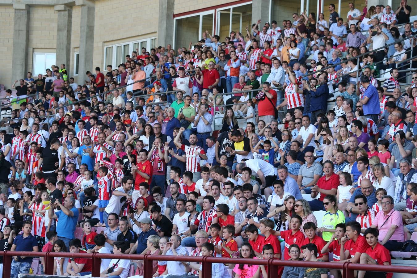 El campo municipal logroñés ha registrado un gran ambiente para el enfrentamiento entre blanquirrojos y alicantinos