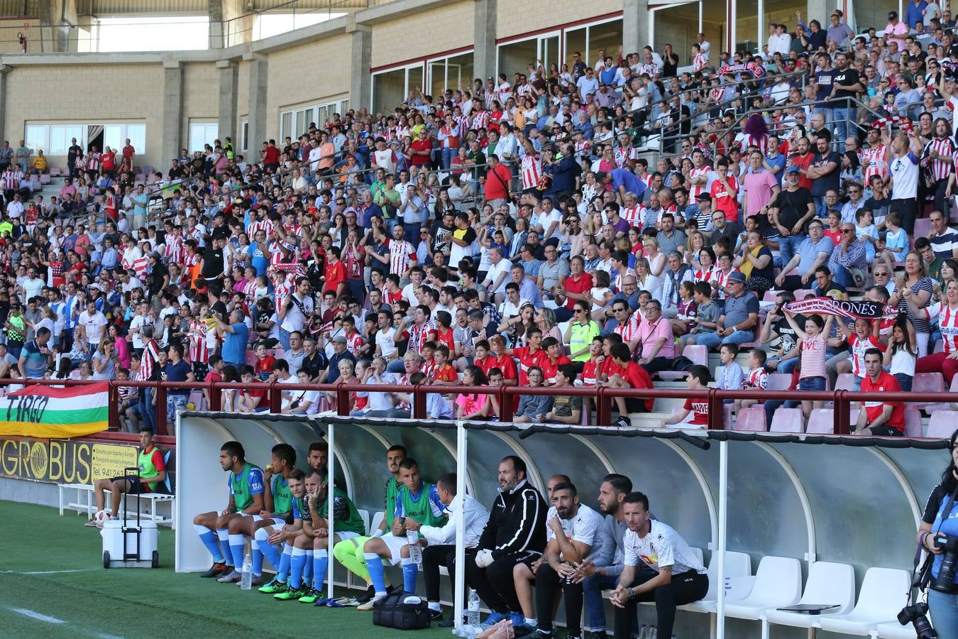 El campo municipal logroñés ha registrado un gran ambiente para el enfrentamiento entre blanquirrojos y alicantinos