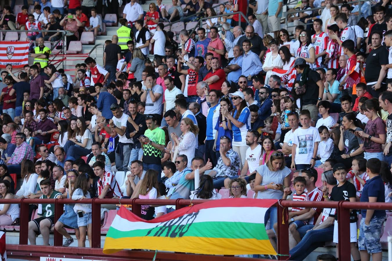 El campo municipal logroñés ha registrado un gran ambiente para el enfrentamiento entre blanquirrojos y alicantinos