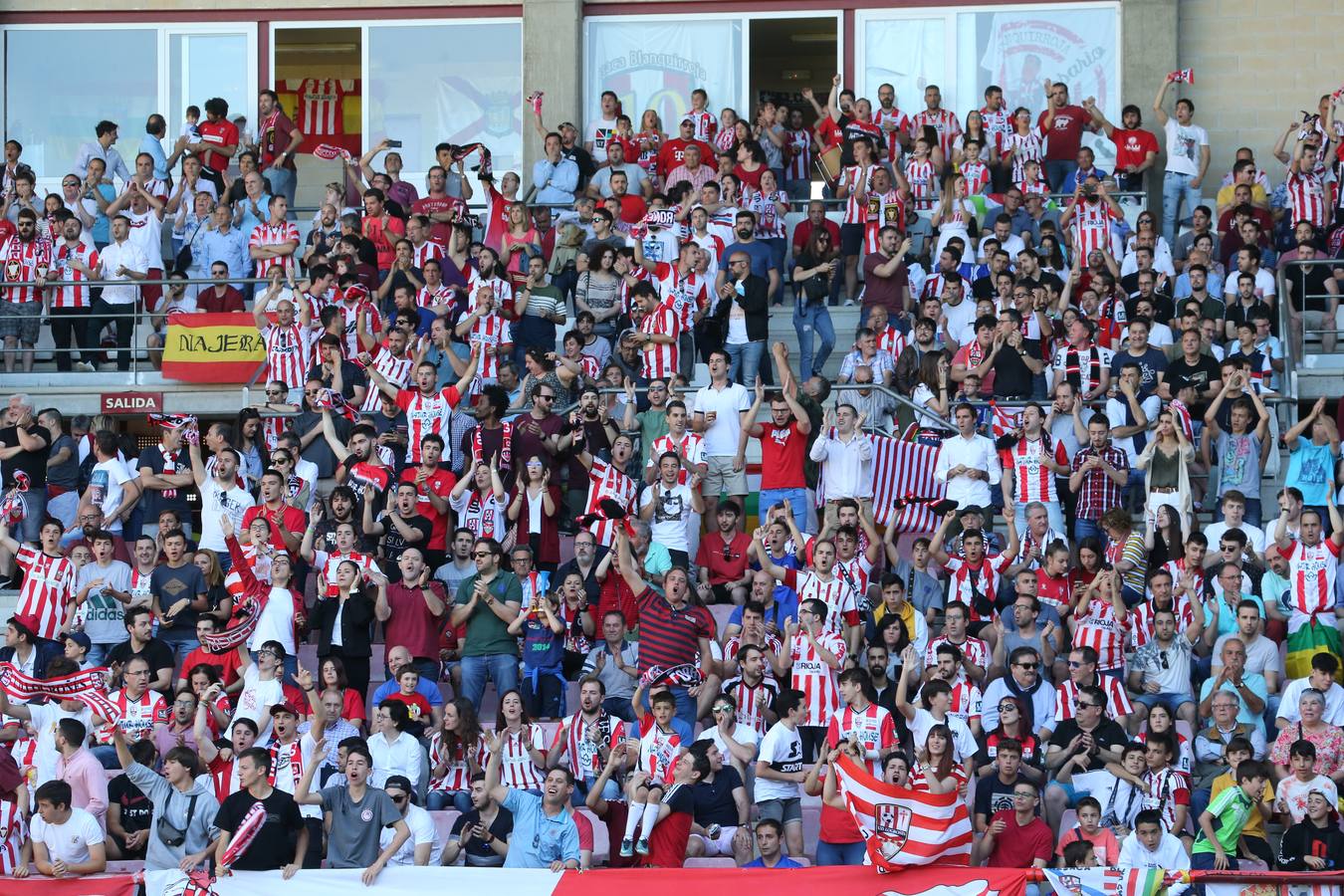 El campo municipal logroñés ha registrado un gran ambiente para el enfrentamiento entre blanquirrojos y alicantinos