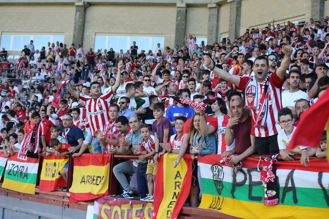 El campo municipal logroñés ha registrado un gran ambiente para el enfrentamiento entre blanquirrojos y alicantinos