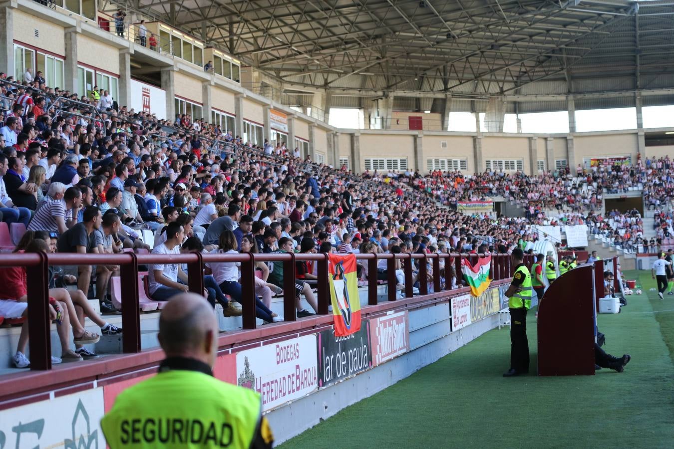 El campo municipal logroñés ha registrado un gran ambiente para el enfrentamiento entre blanquirrojos y alicantinos