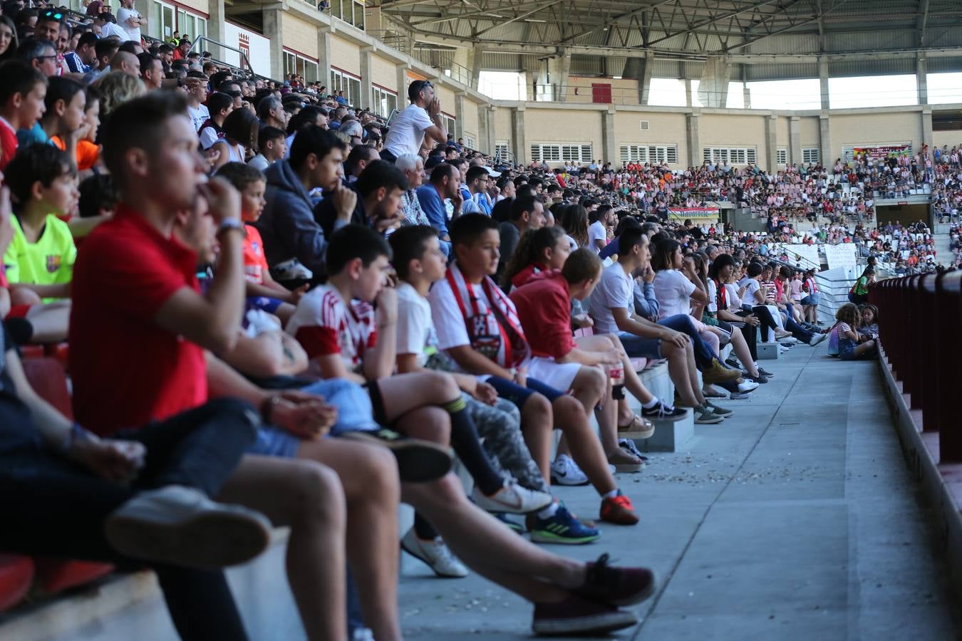 El campo municipal logroñés ha registrado un gran ambiente para el enfrentamiento entre blanquirrojos y alicantinos