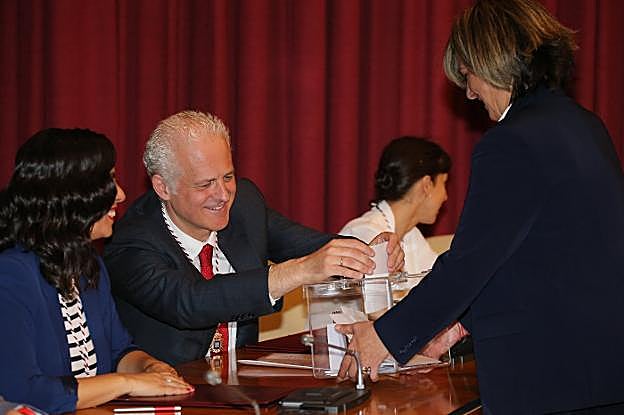 Pablo Hermoso de Mendoza pone su voto para elegir al alcalde en la urna. :: Juan Marín