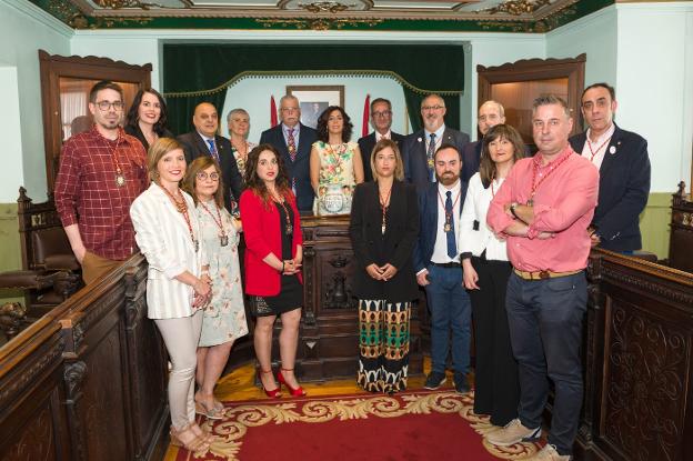 Foto de familia de la nueva Corporación del Ayuntamiento de Haro recién constituido.