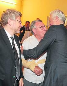 Imagen secundaria 2 - Gamarra, González, Andreu, Ocón, Sainz Ochoa, Revuelta y Santos. Abajo, saludo con la oposición y con Tomás Santos.