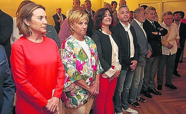 Imagen principal - Gamarra, González, Andreu, Ocón, Sainz Ochoa, Revuelta y Santos. Abajo, saludo con la oposición y con Tomás Santos.