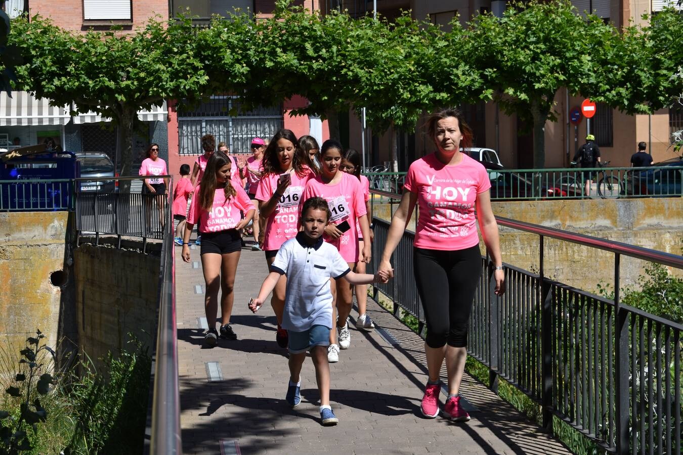 V carrera de la mujer de Autol a favor de la AECC en la que participaron más de 600 personas y se incluyó en los actos del día del deporte en la calle.