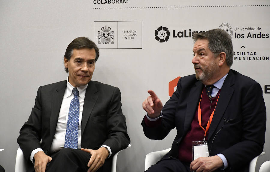 La época dorada de la información ha dado paso a la era de la desinformación. Una paradoja a la que las redes sociales han abierto las puertas de par en par. En este contexto el diagnóstico es que la sociedad sufre una sobreinformación «que está llena de colesterol y de ácido úrico, de enfermedades metabólicas».