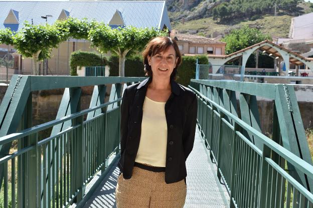 Santana en el puente peatonal del Alhama de acceso a las instalaciones educativas y deportivas. ::