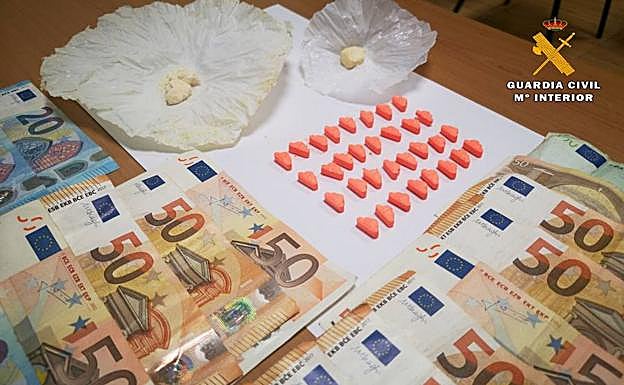 Dinero y droga incautada.