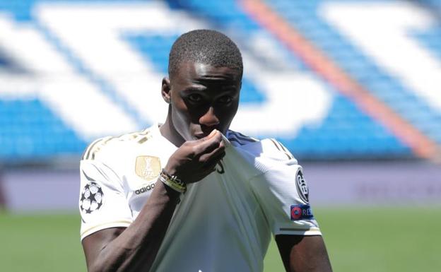 Mendy besa el escudo del Real Madrid. 