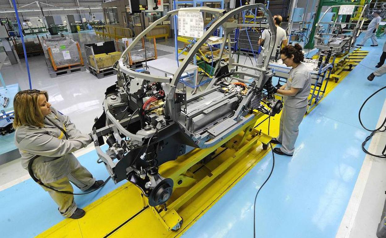 Dos trabajadoras de Renault en la fábrica de Valladolid.