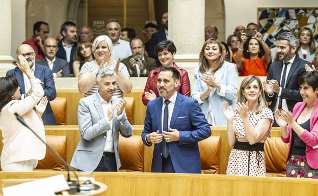 Jesus María García recIbe el aplauso de sus compañeros tras ser elegido presidente del Parlamento