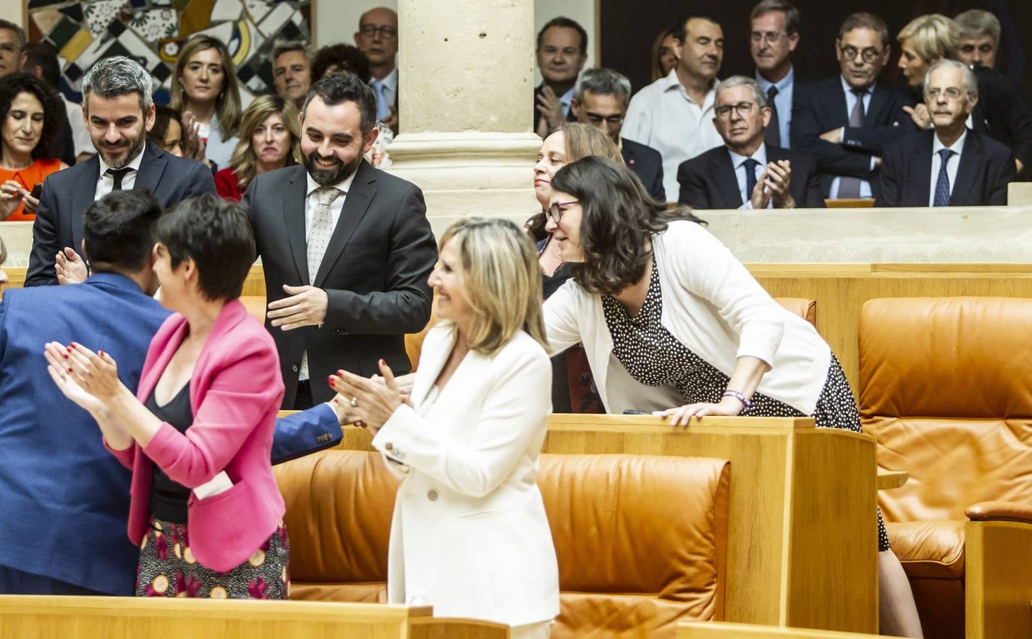 Fotos: Aplausos, gestos y discursos en la sesión para proclamar la Mesa del Parlamento riojano