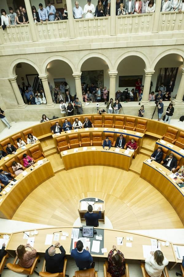 Fotos: Aplausos, gestos y discursos en la sesión para proclamar la Mesa del Parlamento riojano