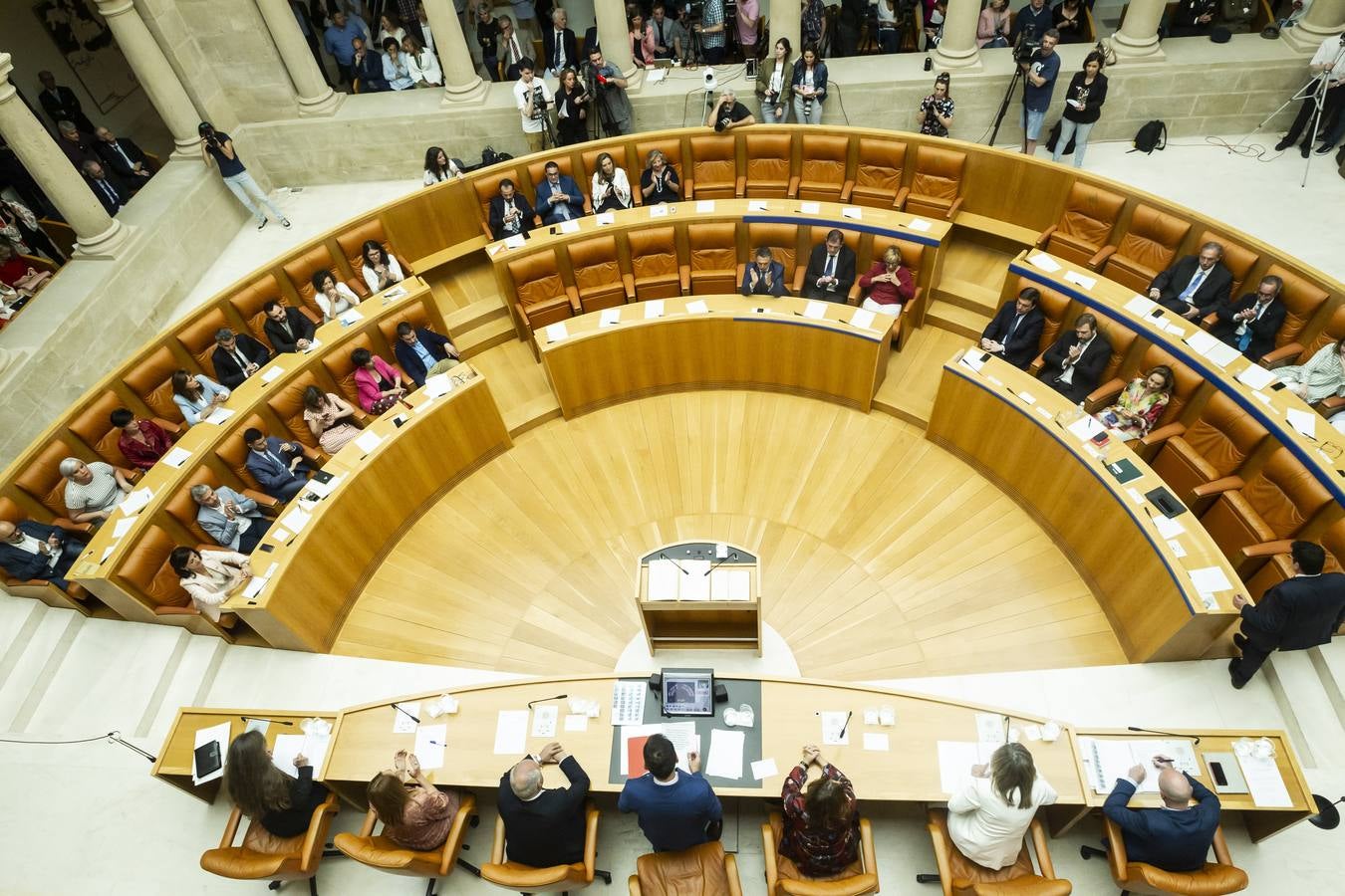 Fotos: Aplausos, gestos y discursos en la sesión para proclamar la Mesa del Parlamento riojano