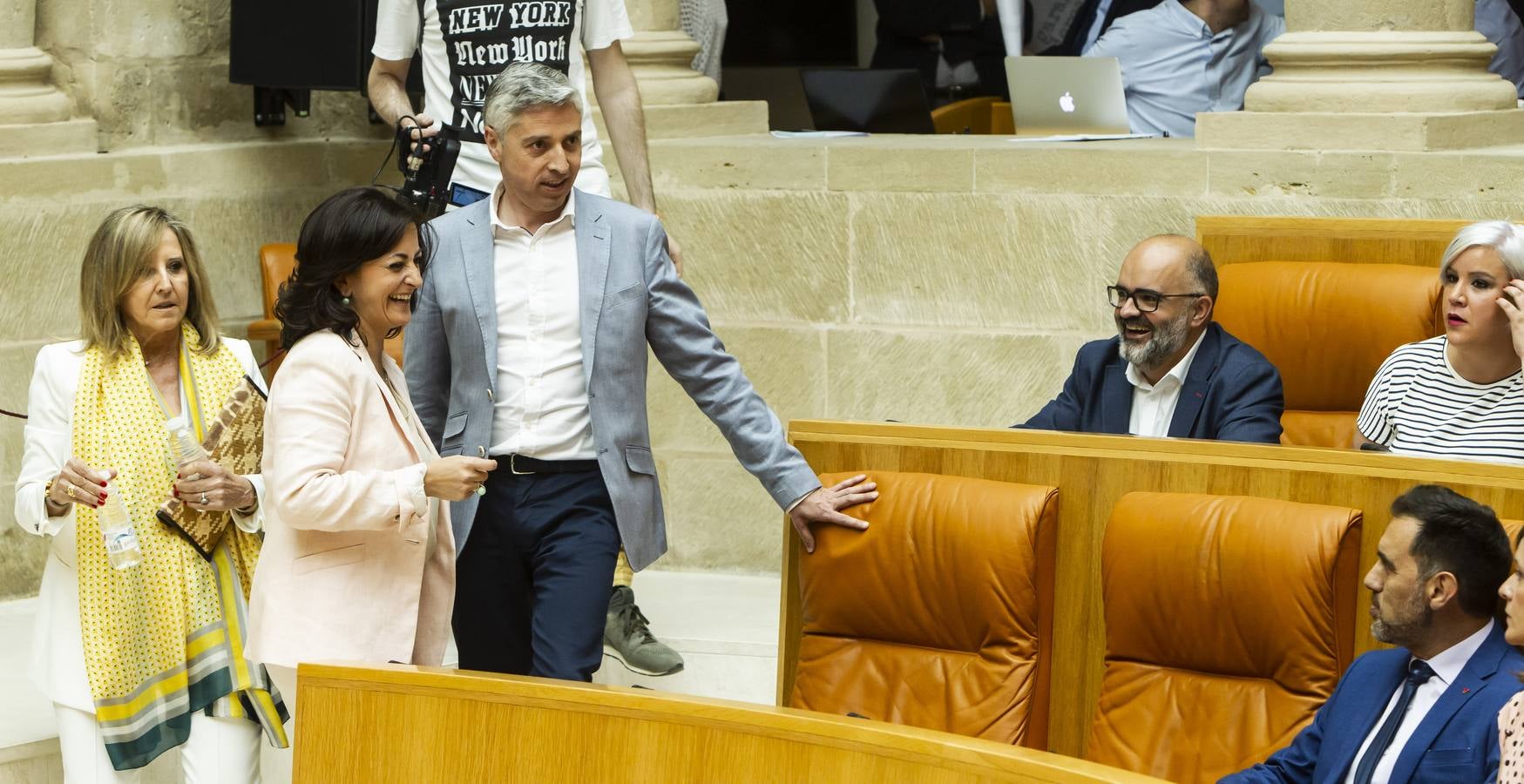 Fotos: Aplausos, gestos y discursos en la sesión para proclamar la Mesa del Parlamento riojano