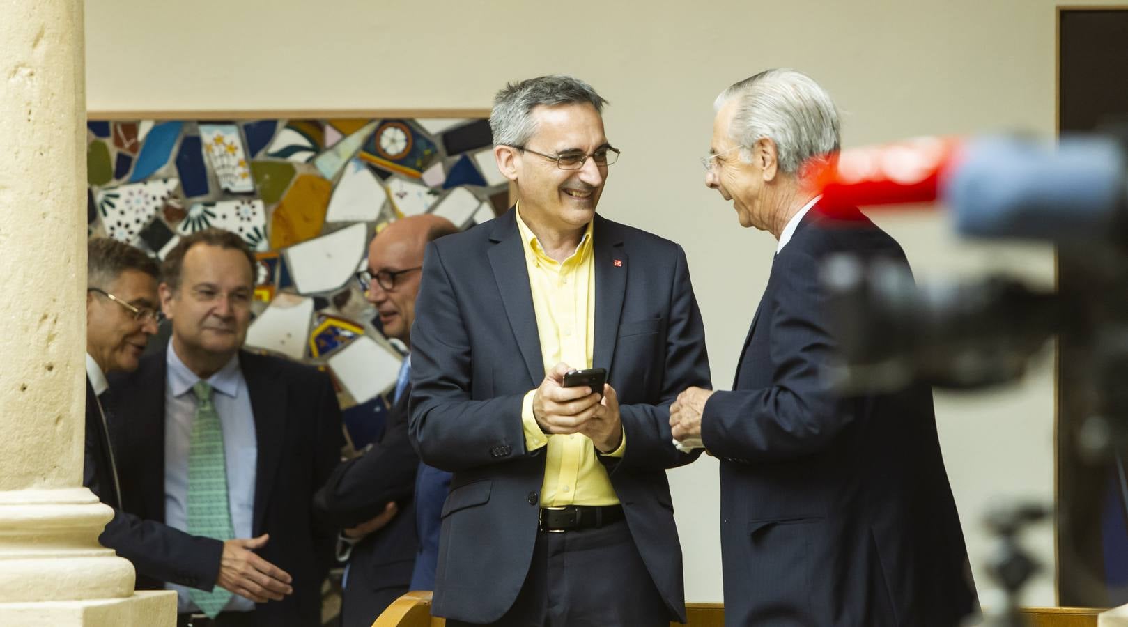 Fotos: Aplausos, gestos y discursos en la sesión para proclamar la Mesa del Parlamento riojano