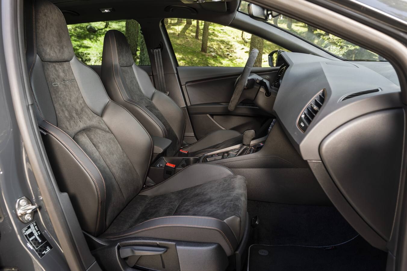 Seat comercializa una serie limitada a 300 unidades del nuevo León ST Cupra R, con 300 caballos de potencia, tracción a las cuatro ruedas y caja de cambios automática DSG de siete relaciones.