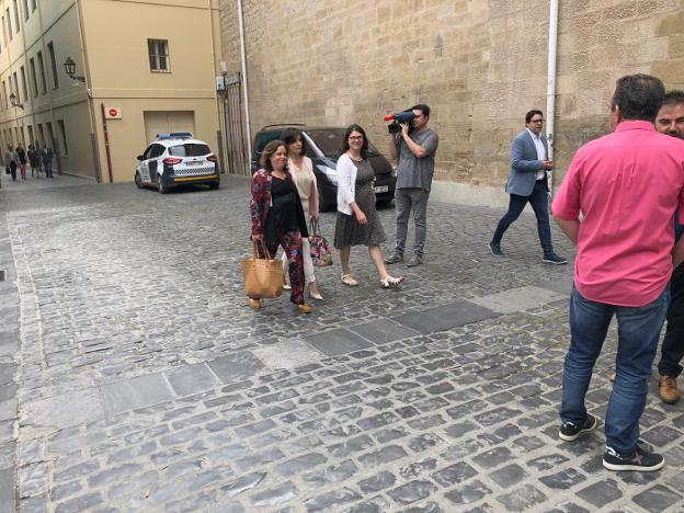 Henar Moreno, Concha Andreu y Raquel Romero a su llegada al Parlamento. :: D. Ubis