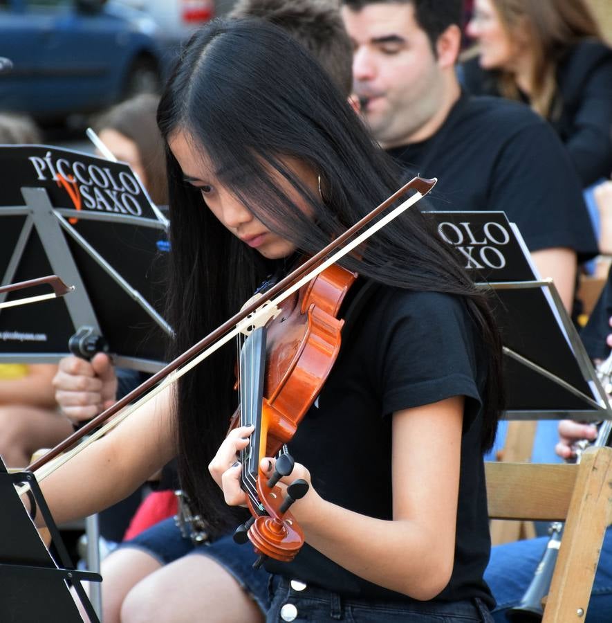 Por la tarde, la escuela de música tocó para quienes hasta allí se acercaron en la tarde del Día de la Música