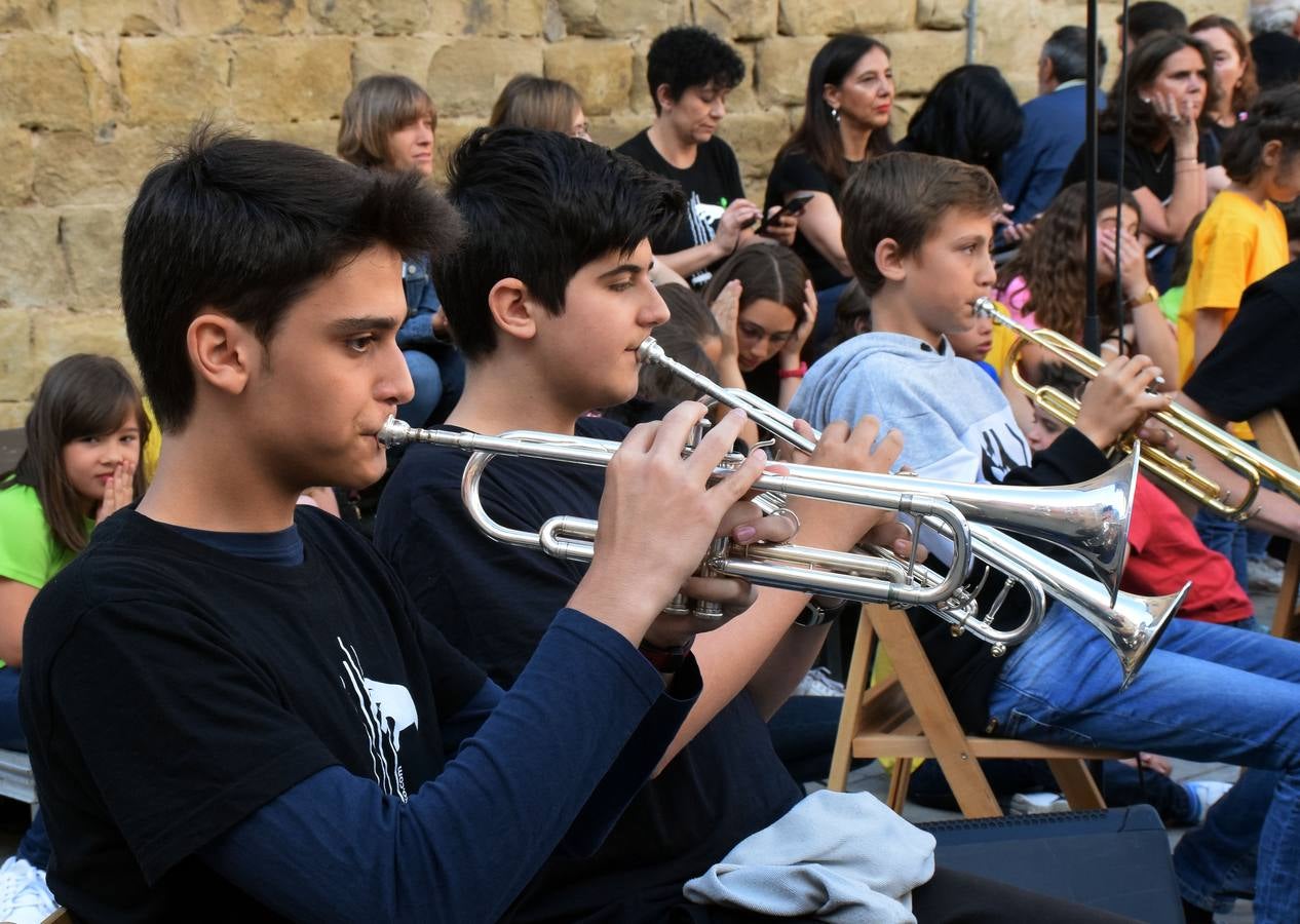 Por la tarde, la escuela de música tocó para quienes hasta allí se acercaron en la tarde del Día de la Música