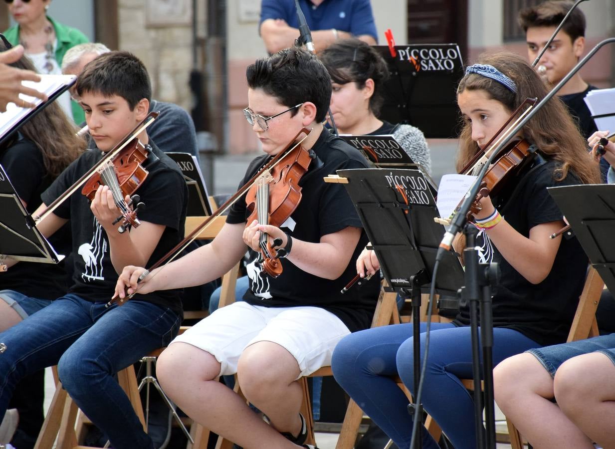 Por la tarde, la escuela de música tocó para quienes hasta allí se acercaron en la tarde del Día de la Música