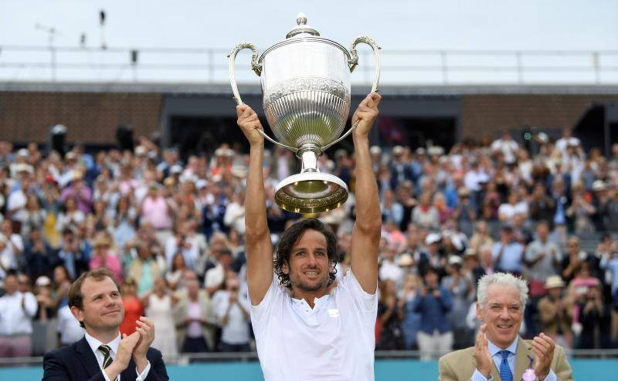 Feliciano López, levantando el prestigioso trofeo de Queen´.